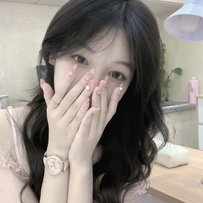 穿黄睡衣的女孩
